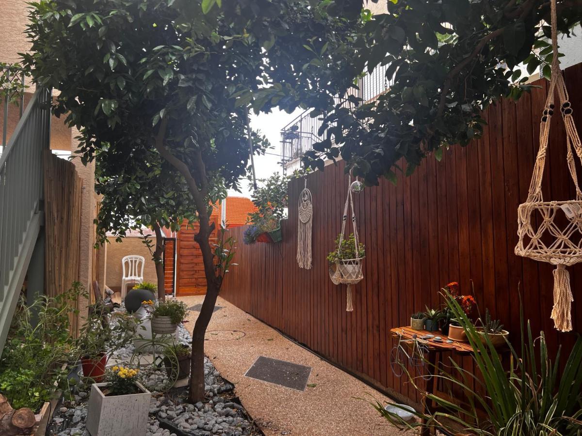 הפינה של טלי בנהריה - אירוח וספא בריאות מחומם Apartment Exterior photo